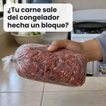 Video: una mano sostiene carne molida congelada hecha un bloque. Luego, los 3 pasos: divídela en porciones el día que compras, aplánala con una porción por bolsa y ponle nombre y fecha.